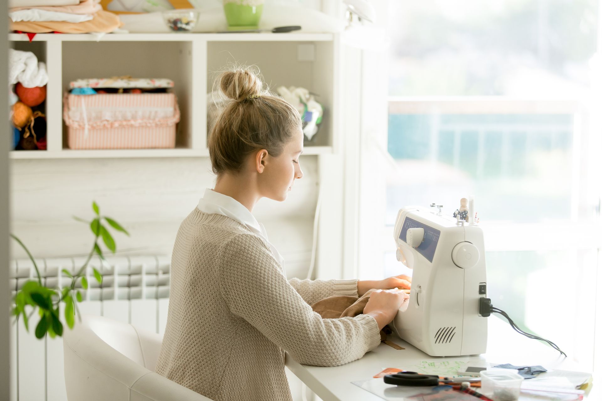 Femme devant une machine à coudre