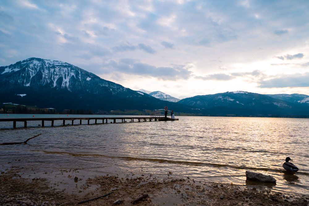 Brautpaar beim Fotoshooting am Wolfgangsee mit Bergkulisse