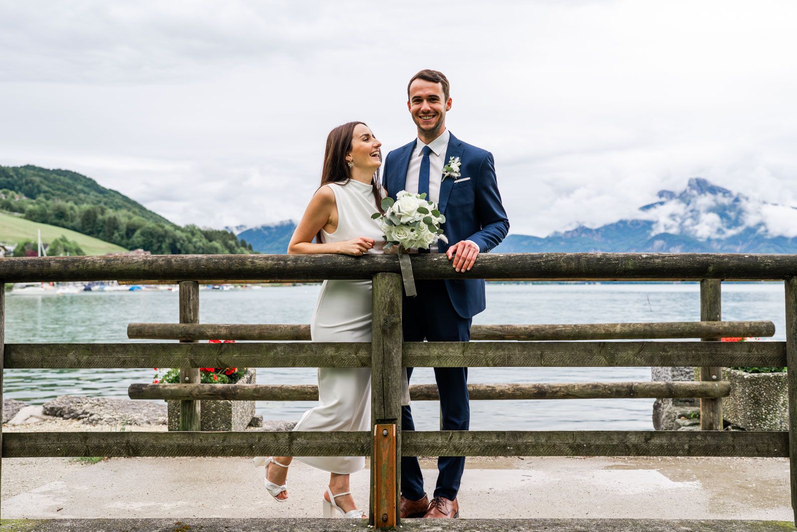 Brautpaar beim natürlichen Brautpaarshooting direkt am Mondsee im Salzkammergut. Brautpaar beim natürlichen Brautpaarshooting direkt am Mondsee im Salzkammergut.