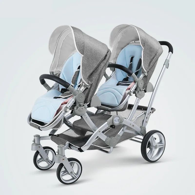 Poussette double avec deux sièges gris rembourrés et capotes assorties. Design moderne, roues avant et arrière jumelées, châssis argenté élégant sur fond blanc. Poussette double avec deux sièges gris rembourrés et capotes assorties. Design moderne, roues avant et arrière jumelées, châssis argenté élégant sur fond blanc.