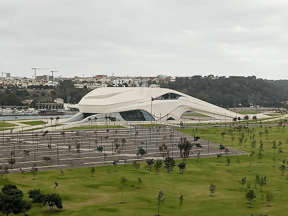 Vista do Grand Theater de Rabat com o estacionamento em frente