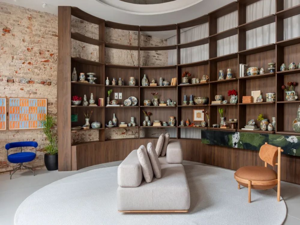 Sala com sofá e nichos de madeira ao fundo