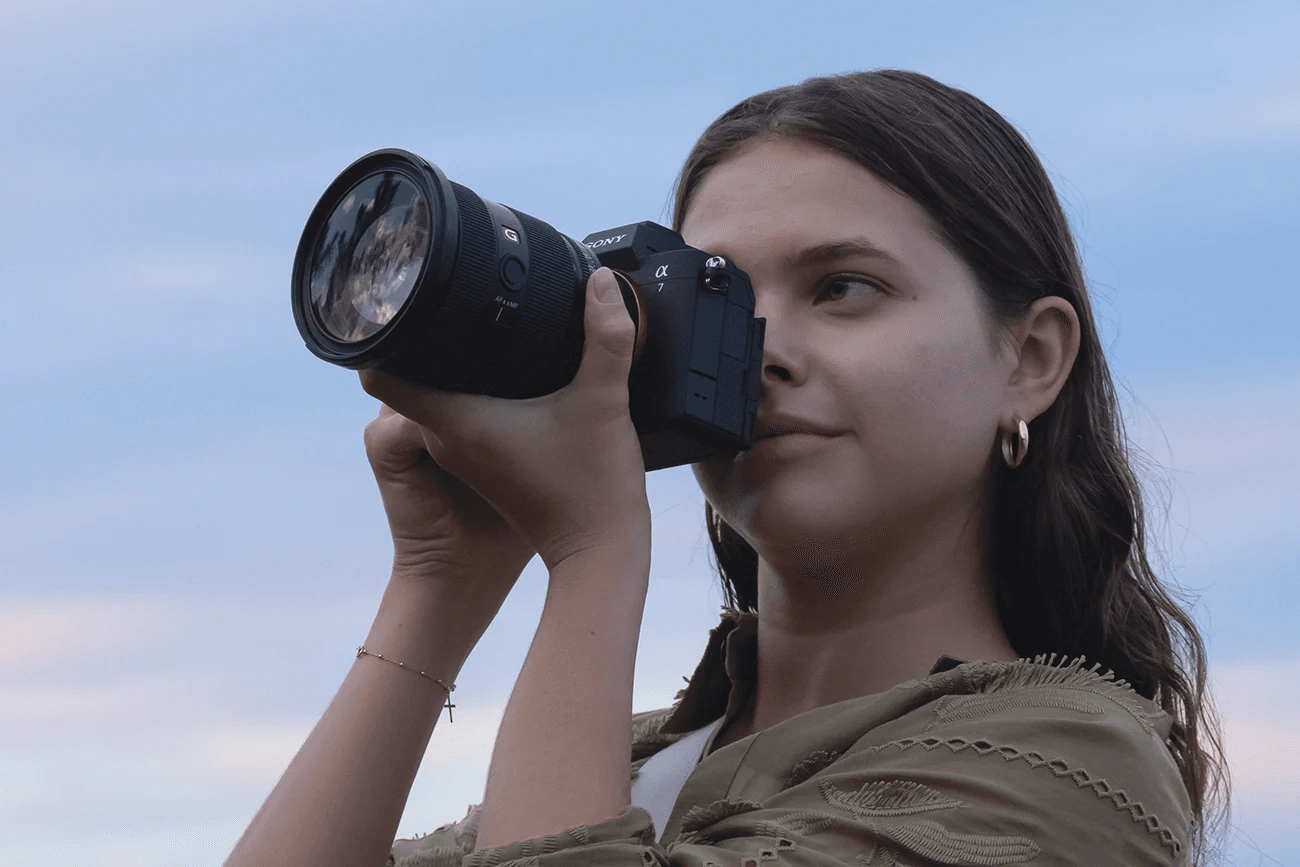 Femme prenant une photo avec le Sony A7 V 