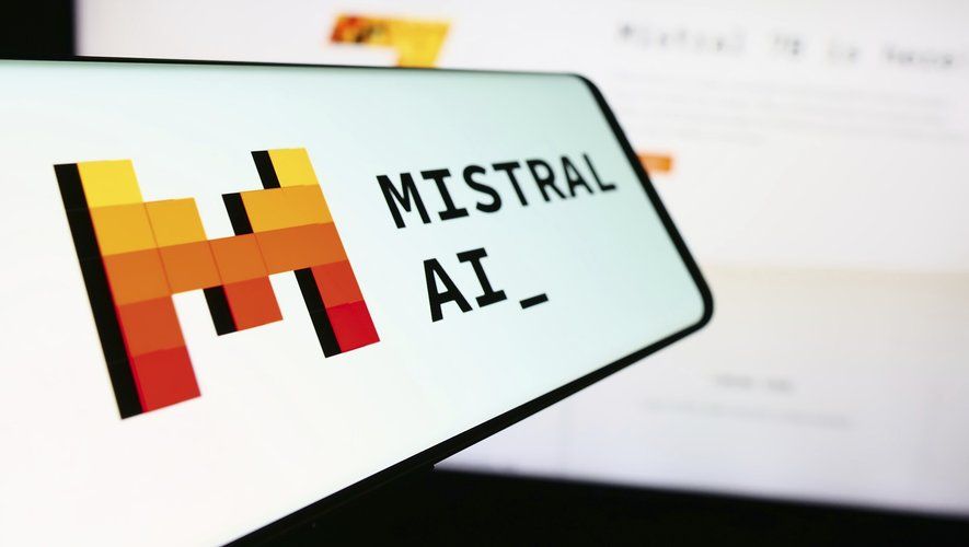 Smartphone avec le logo de Mistral AI.