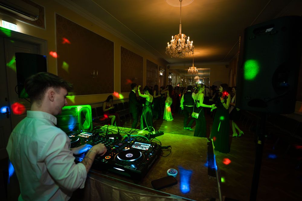 volle Tanzfläche beim Maturaball im Palais Linz mit Gästen und Party Stimmung