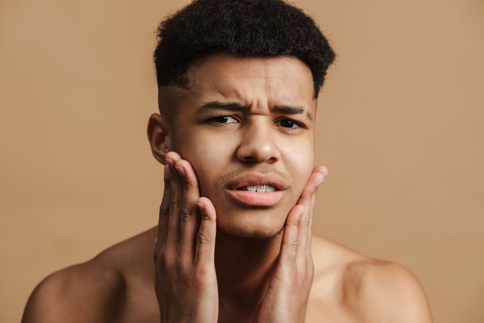 Foto de un hombre con miedo por los 5 riesgos de operarte con un “cirujano” no certificado