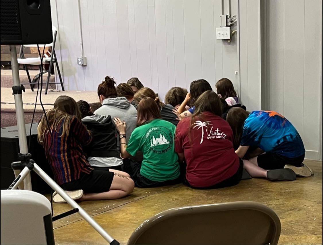 Children praying together