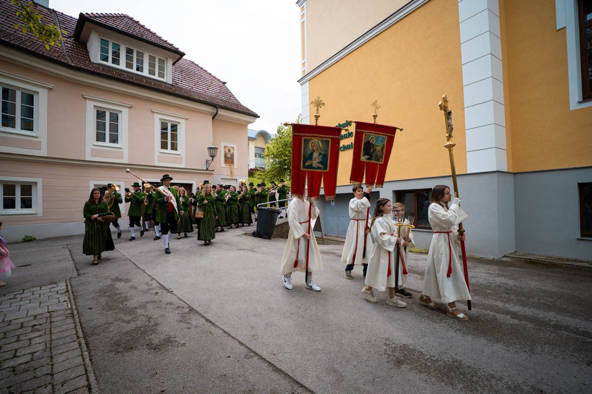 Kinder ziehen bei der Erstkommunion in Scheibbs gemeinsam zur Kirche