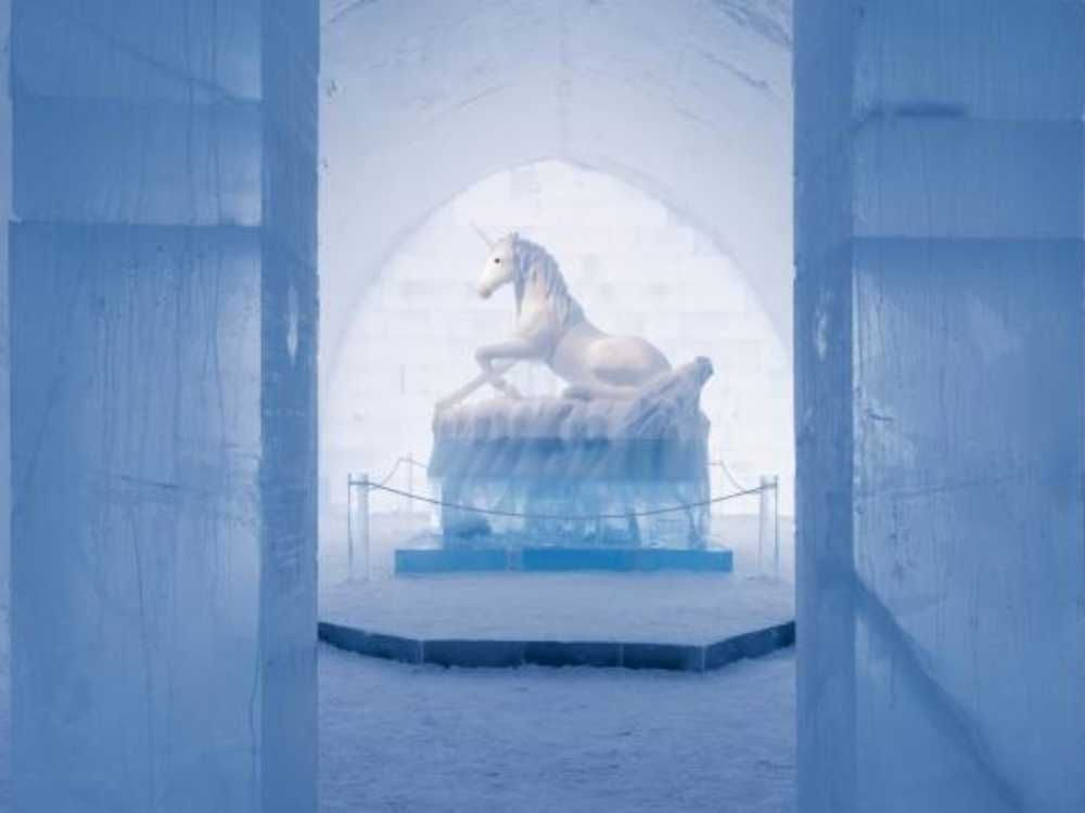 Interior de gelo do Icehotel, vista de uma escultura de neve de um unicórnio