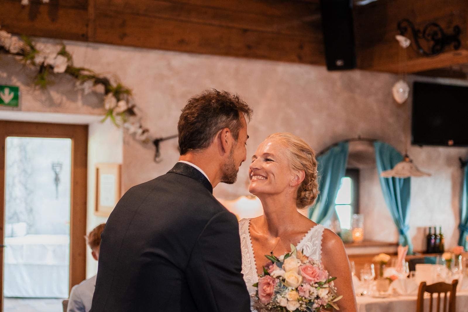 Braut und Bräutigam lächeln sich bei ihrer Hochzeit auf der Eidenberger Alm in Oberösterreich an Braut und Bräutigam lächeln sich bei ihrer Hochzeit auf der Eidenberger Alm in Oberösterreich an