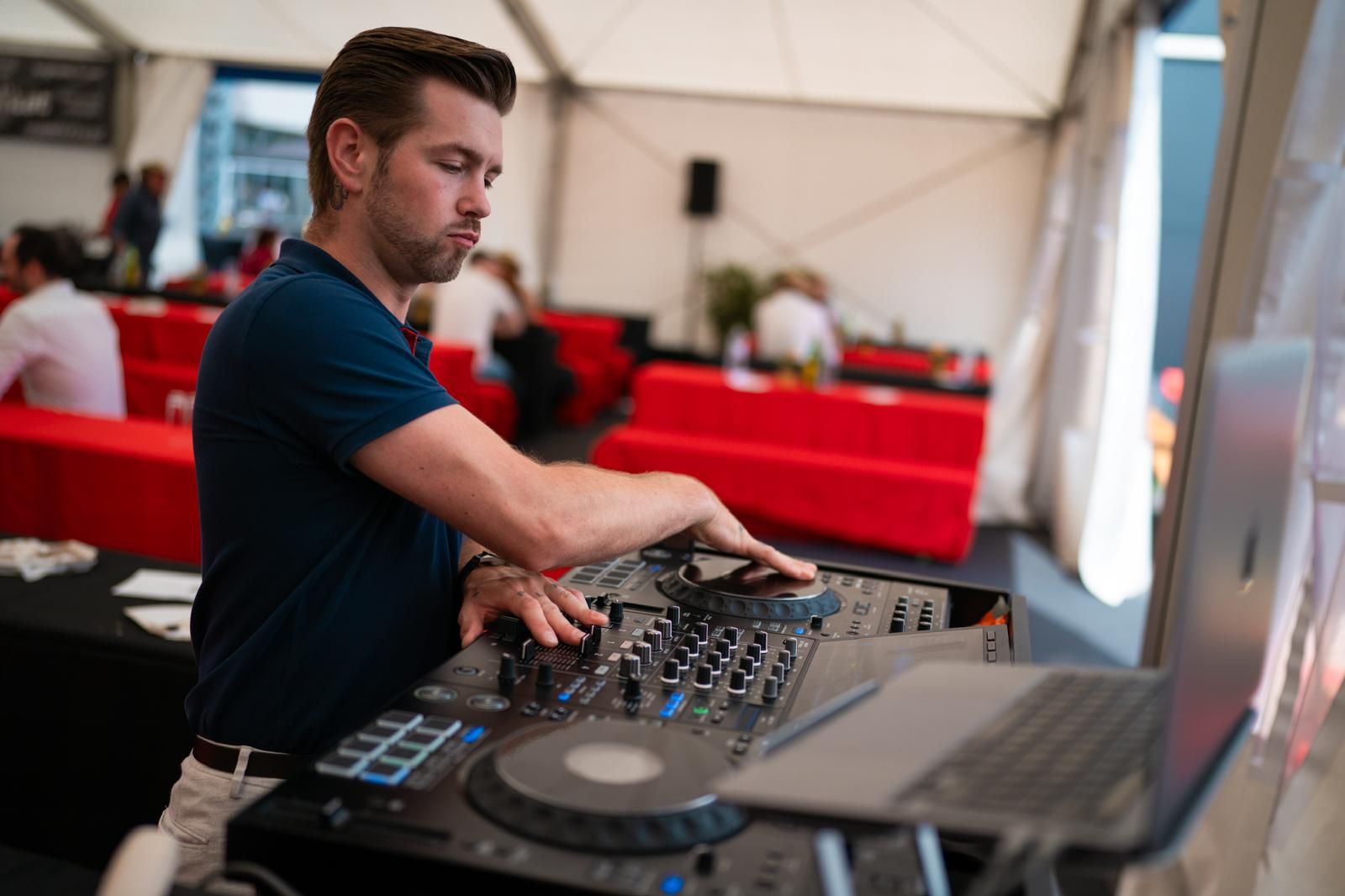 dj bei firmenveranstaltung von banner batterien im festzelt dj bei firmenveranstaltung von banner batterien im festzelt