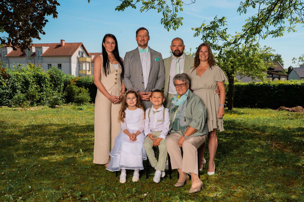 Familienfoto nach der Erstkommunion in Pichling bei Linz