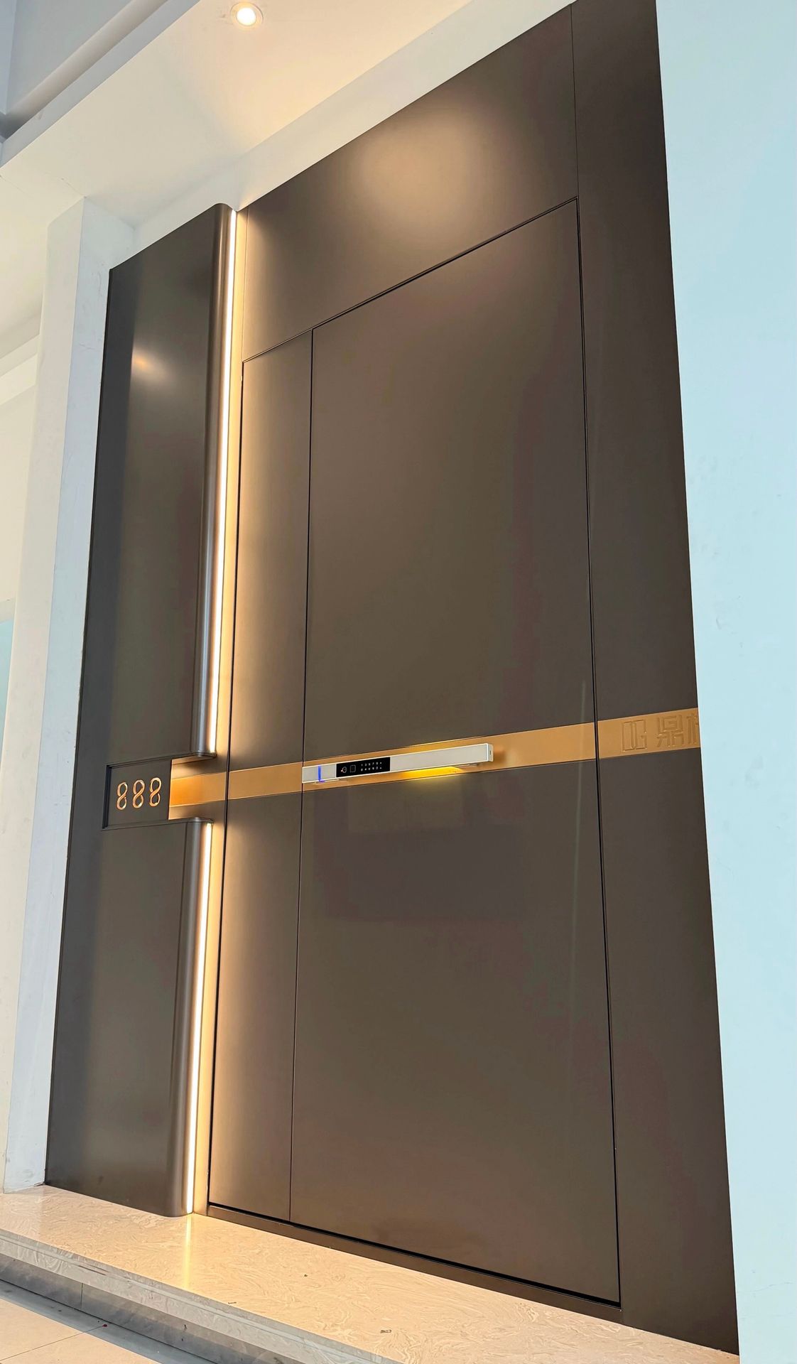MSTI S9 pull handle smart lock installed on a modern entrance door, featuring a long integrated handle design, premium metallic finish, smart access system, and luxury architectural styling for contemporary homes. MSTI S9 pull handle smart lock installed on a modern entrance door, featuring a long integrated handle design, premium metallic finish, smart access system, and luxury architectural styling for contemporary homes.