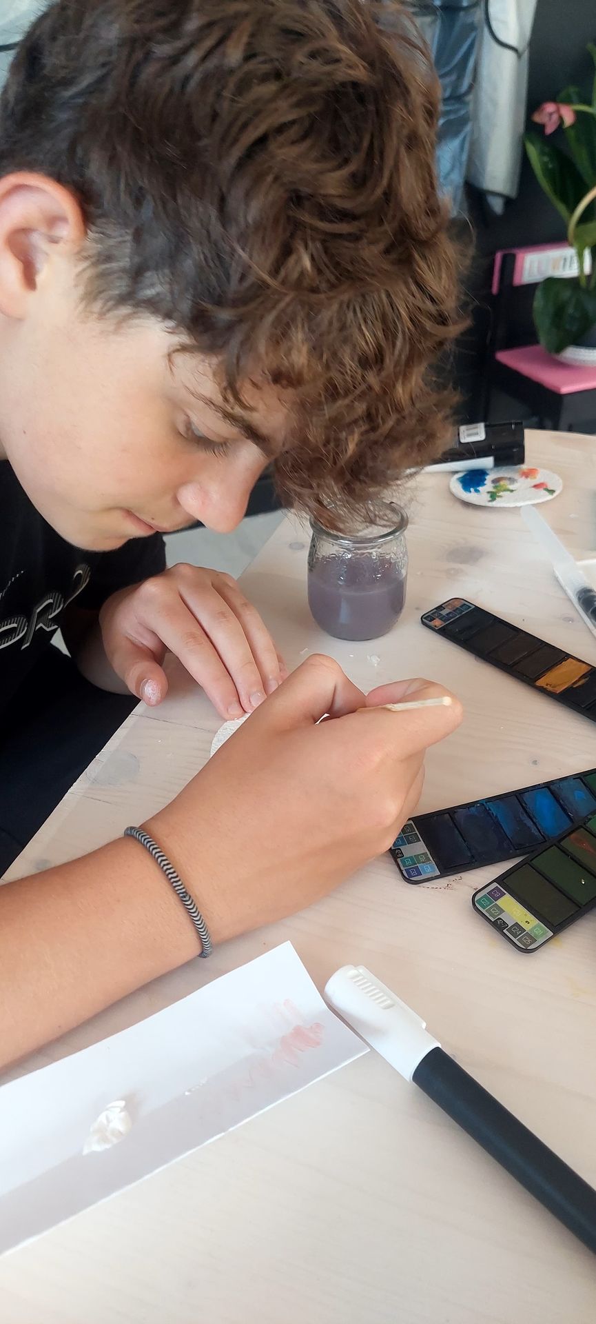 ragazzi che creano al laboratorio esperienziale Luméi Ventimiglia