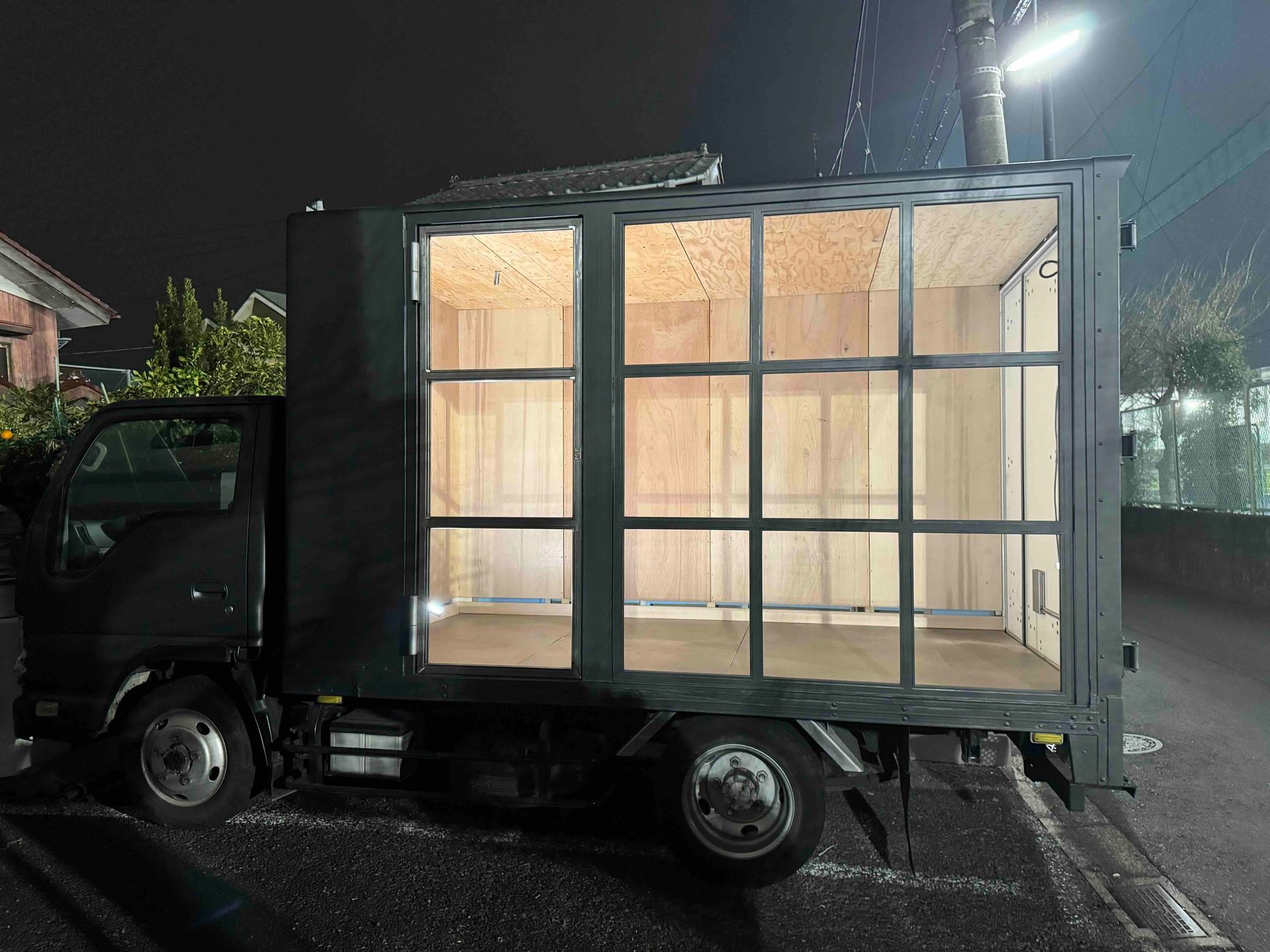約5.7平方メートルのトラック荷室を小さな建築として設計するDUREE Mobil Pavilion
