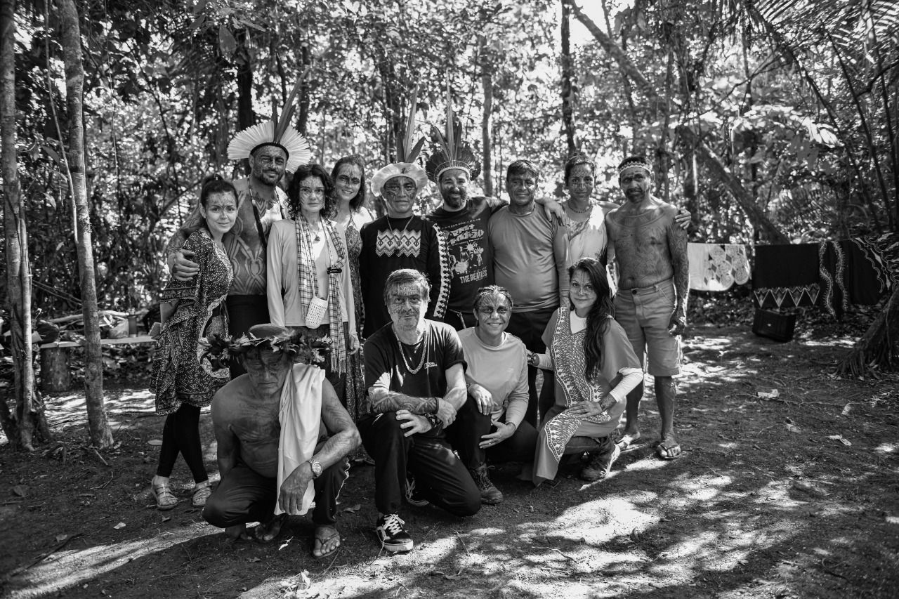 “Time durante Imersão Corporativa na floresta amazônica da Forest Station, yawanawá, Rio Gregório — liderança e cultura.”