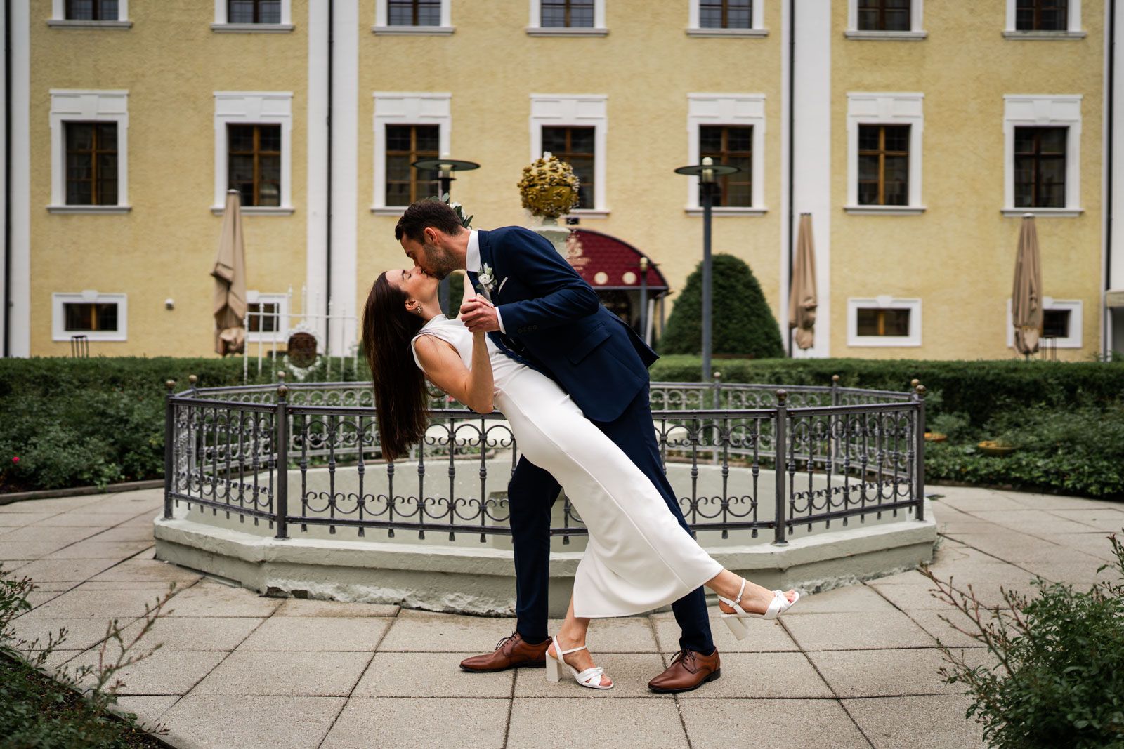 Brautpaar beim gemeinsamen Spaziergang vom Schloss Mondsee zum See während des Hochzeitsfotoshootings. Brautpaar beim gemeinsamen Spaziergang vom Schloss Mondsee zum See während des Hochzeitsfotoshootings.