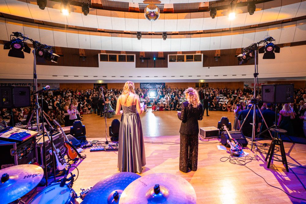 Maturaball Eröffnung auf Bühne im Brucknerhaus Linz mit großem Publikum