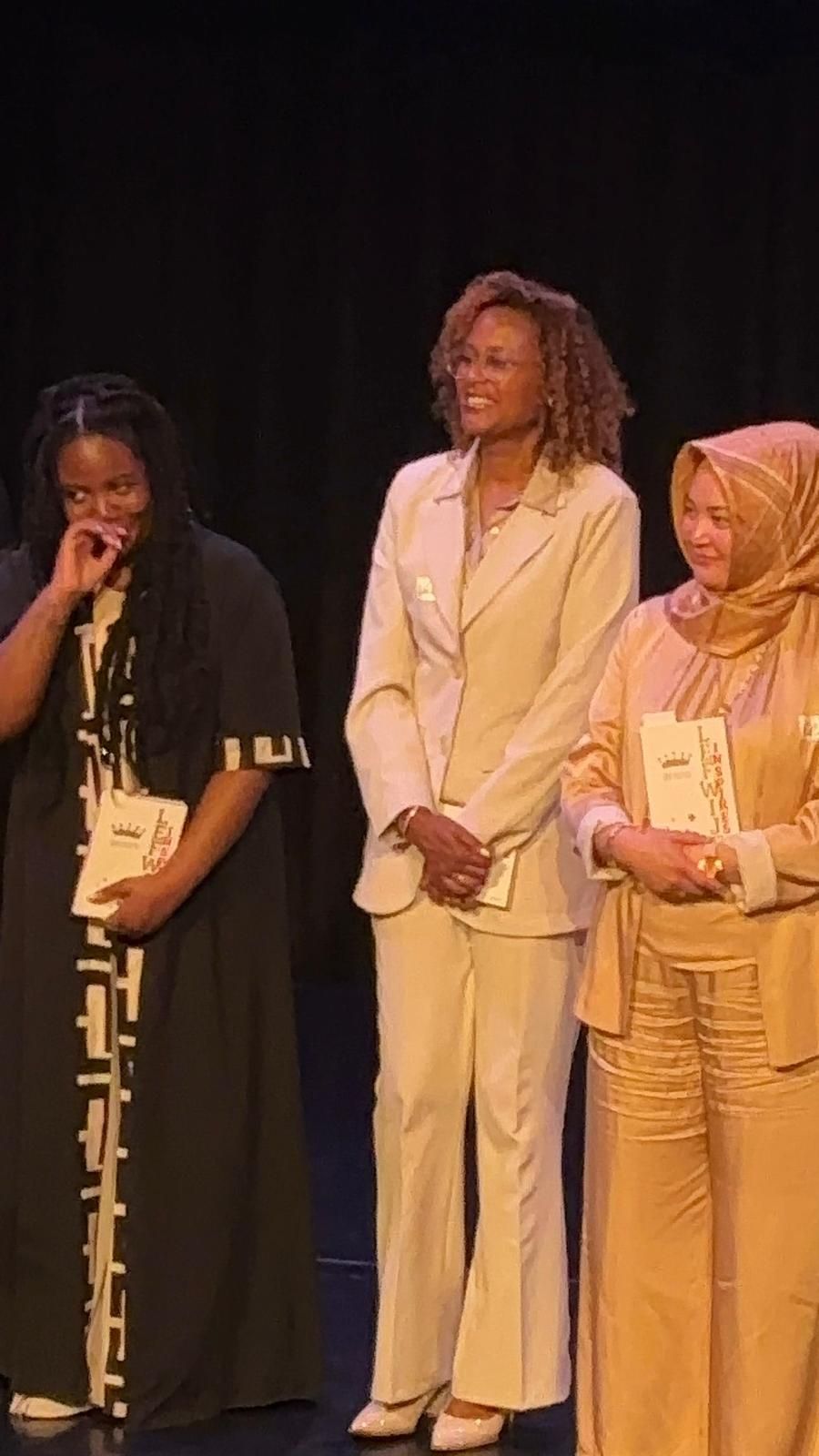  krosshealth.nl  @ Valerie Kross leeft sinds 2006 met MS. Wat begon als een gevecht groeide uit tot een ontdekkingsreis naar veerkracht en innerlijke kracht. Na jaren zoeken en experimenteren ontdekte ze manieren om haar gezondheid en energie zorgvuldig te onderhouden. Met haar praktijk Kross Health Solutions ondersteunt Valerie mensen met chronische klachten bij het hervinden van balans, energie en kwaliteit van leven. Want zelfs de grootste tegenslagen tonen een weg naar herstel. 