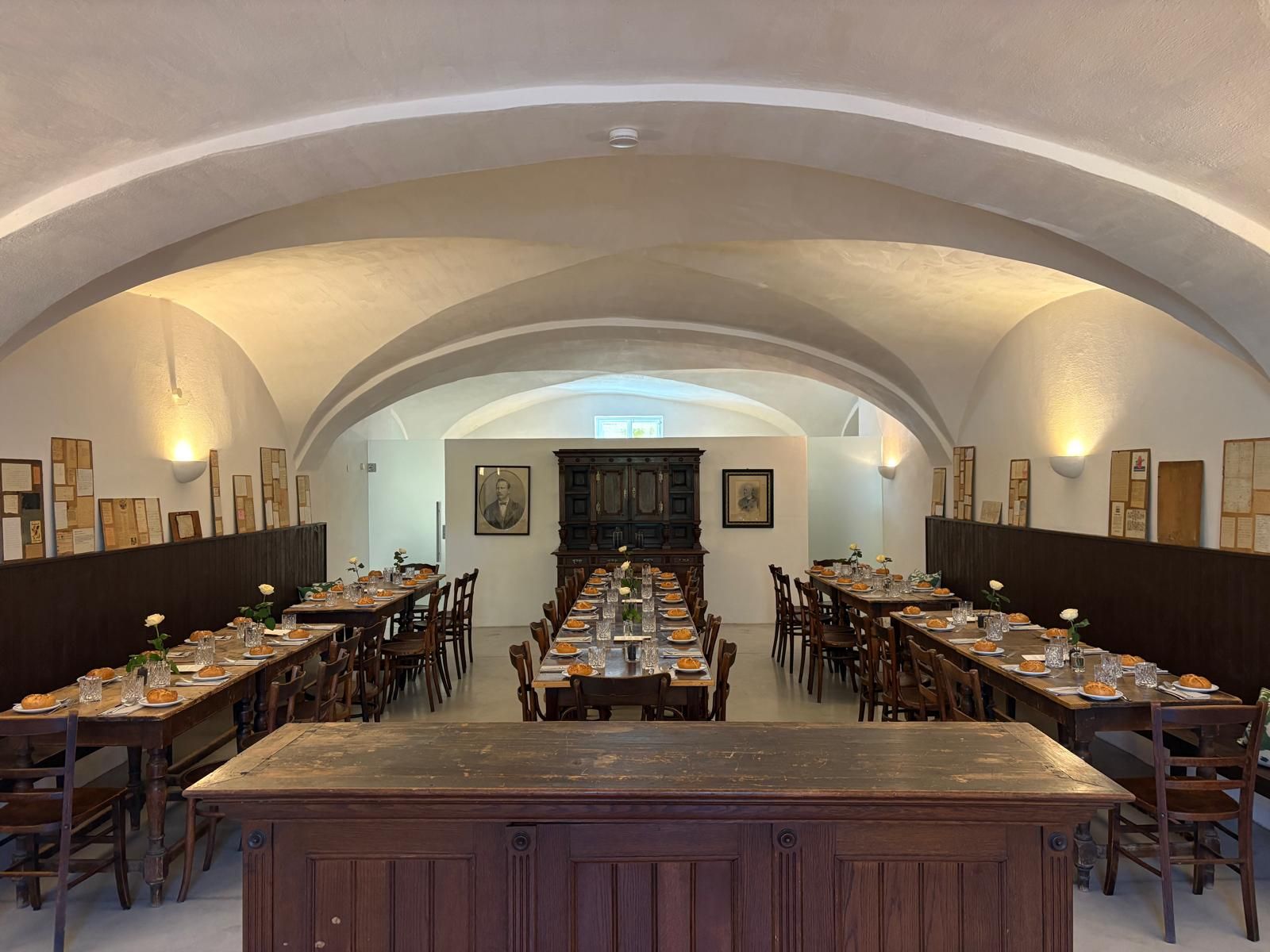 hochzeit schloss eggenberg innenraum tafel gedeckt hochzeitslocation