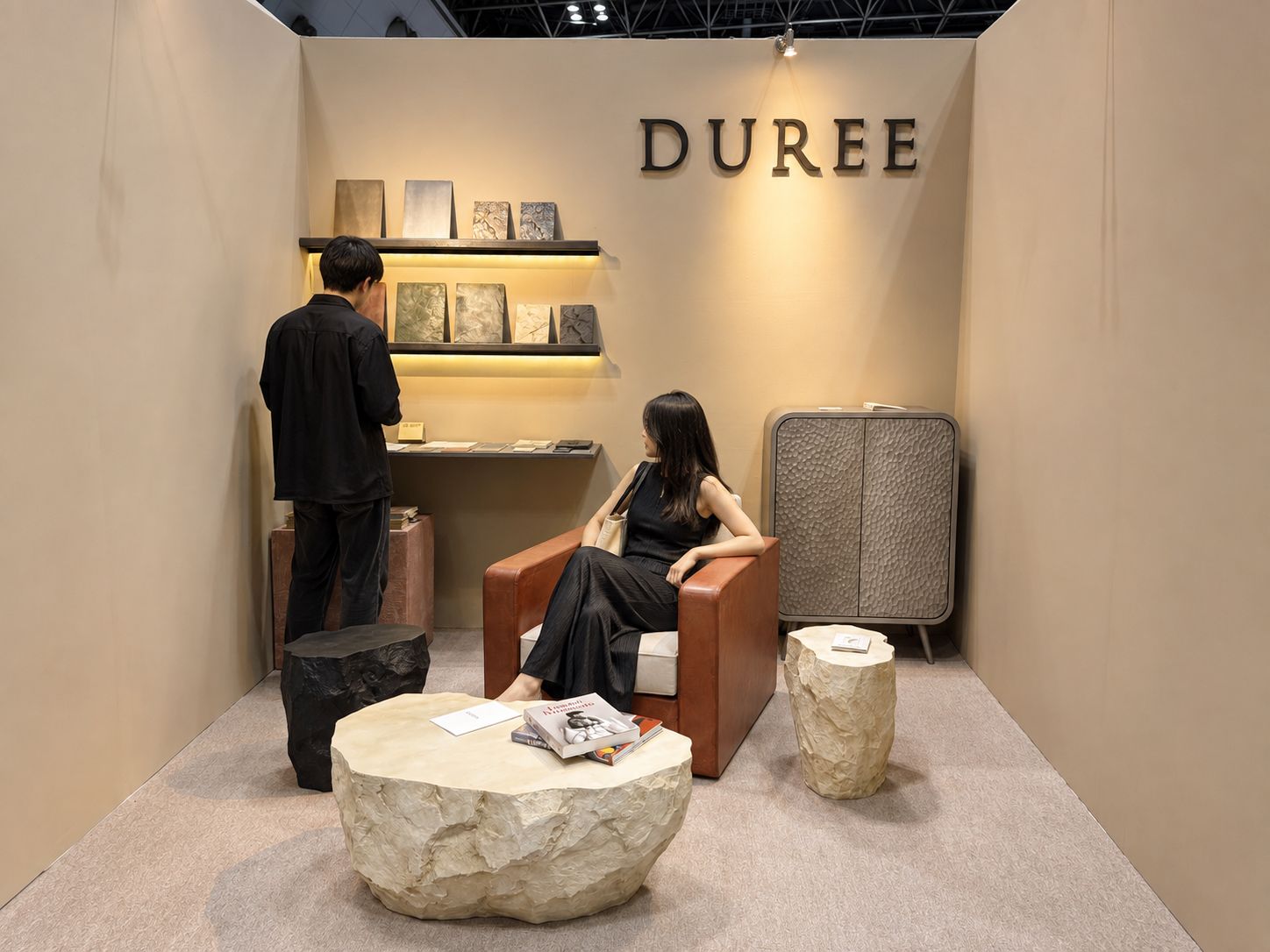 Interior Lifestyle Tokyo 2025で展示されたDUREE家具と来場者 Interior Lifestyle Tokyo 2025で展示されたDUREE家具と来場者