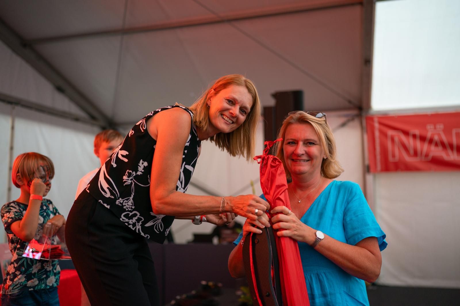 gäste unterhalten sich bei banner sommerfest firmenveranstaltung gäste unterhalten sich bei banner sommerfest firmenveranstaltung