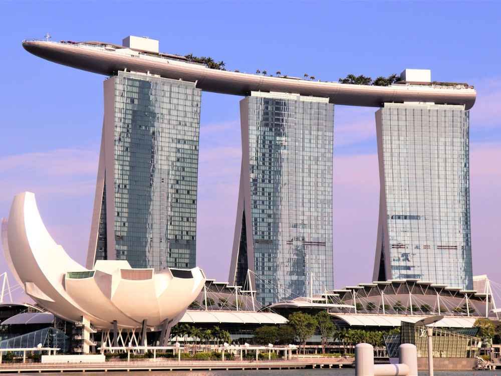 Vista externa do hotel Marina Bay Sands, com suas 3 torres e a plataforma que as conecta na cobertura