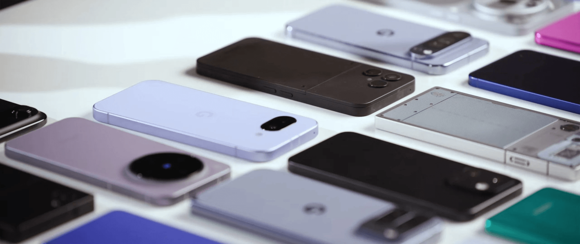 Plusieurs smartphones posé sur une table Plusieurs smartphones posé sur une table