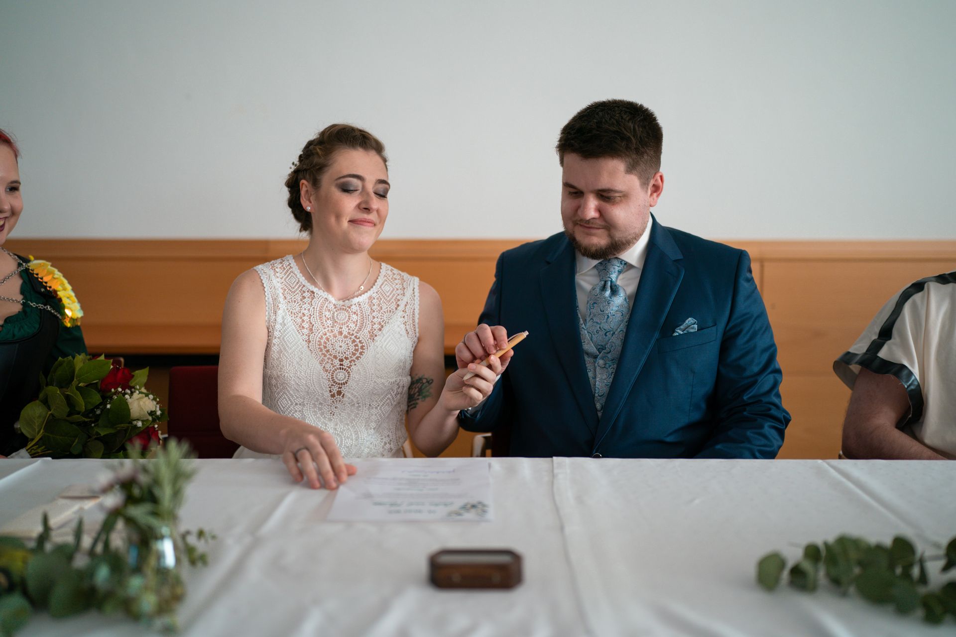Braut und BrÀutigam unterschreiben beim Standesamt im Landhotel Schicklberg wÀhrend ihrer Hochzeit Braut und BrÀutigam unterschreiben beim Standesamt im Landhotel Schicklberg wÀhrend ihrer Hochzeit