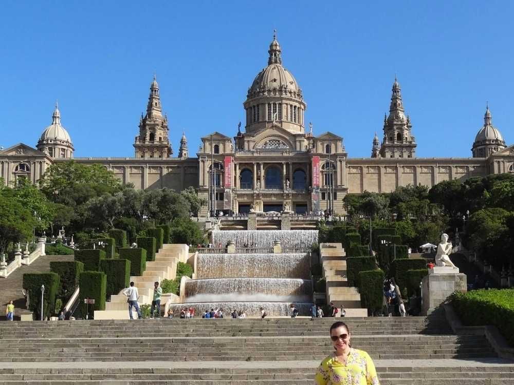 A autora em frente às escadarias e fontes do Museu d'Arte de Catalunya, que aparece ao fundo da foto