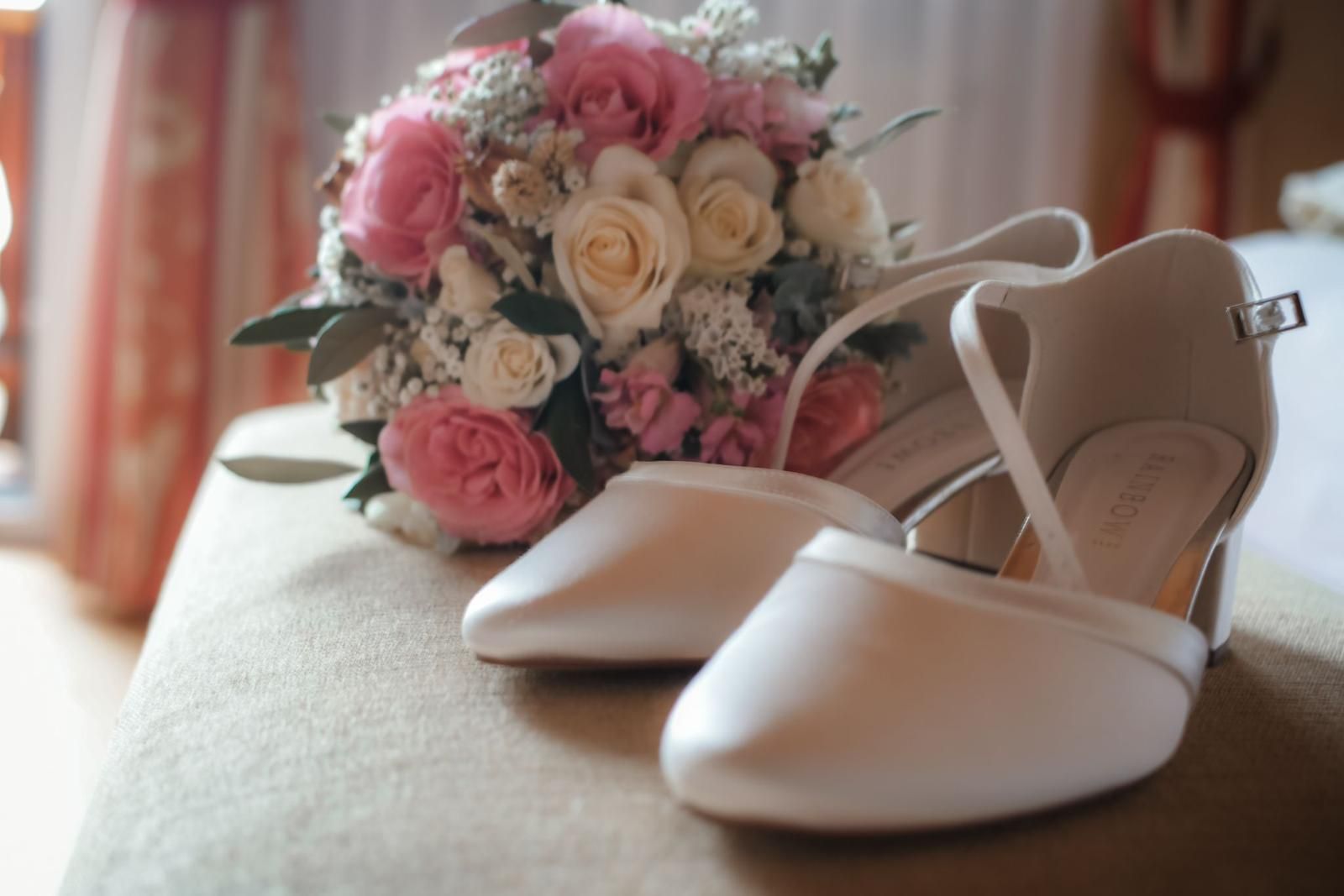 Brautschuhe und Brautstrauß als Hochzeitsdetails beim Getting Ready Brautschuhe und Brautstrauß als Hochzeitsdetails beim Getting Ready