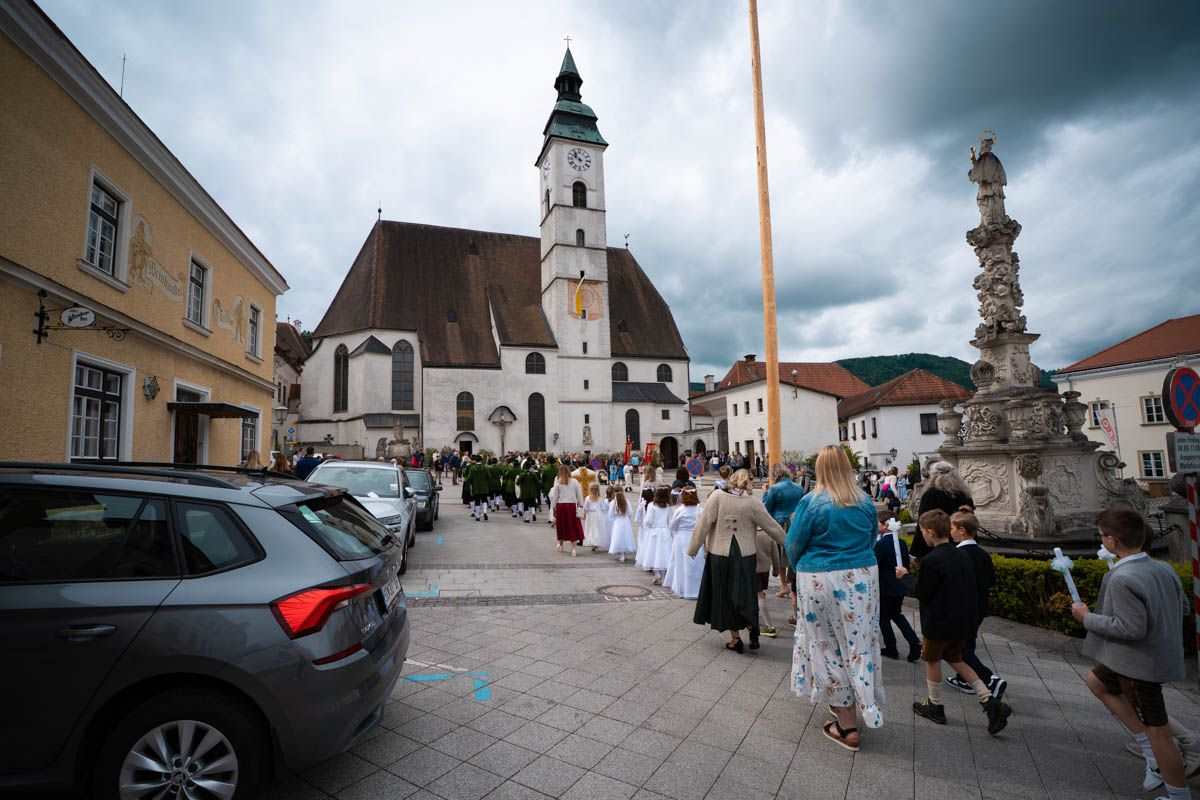 Erstkommunionskinder ziehen durch die Altstadt von Scheibbs zur Kirche