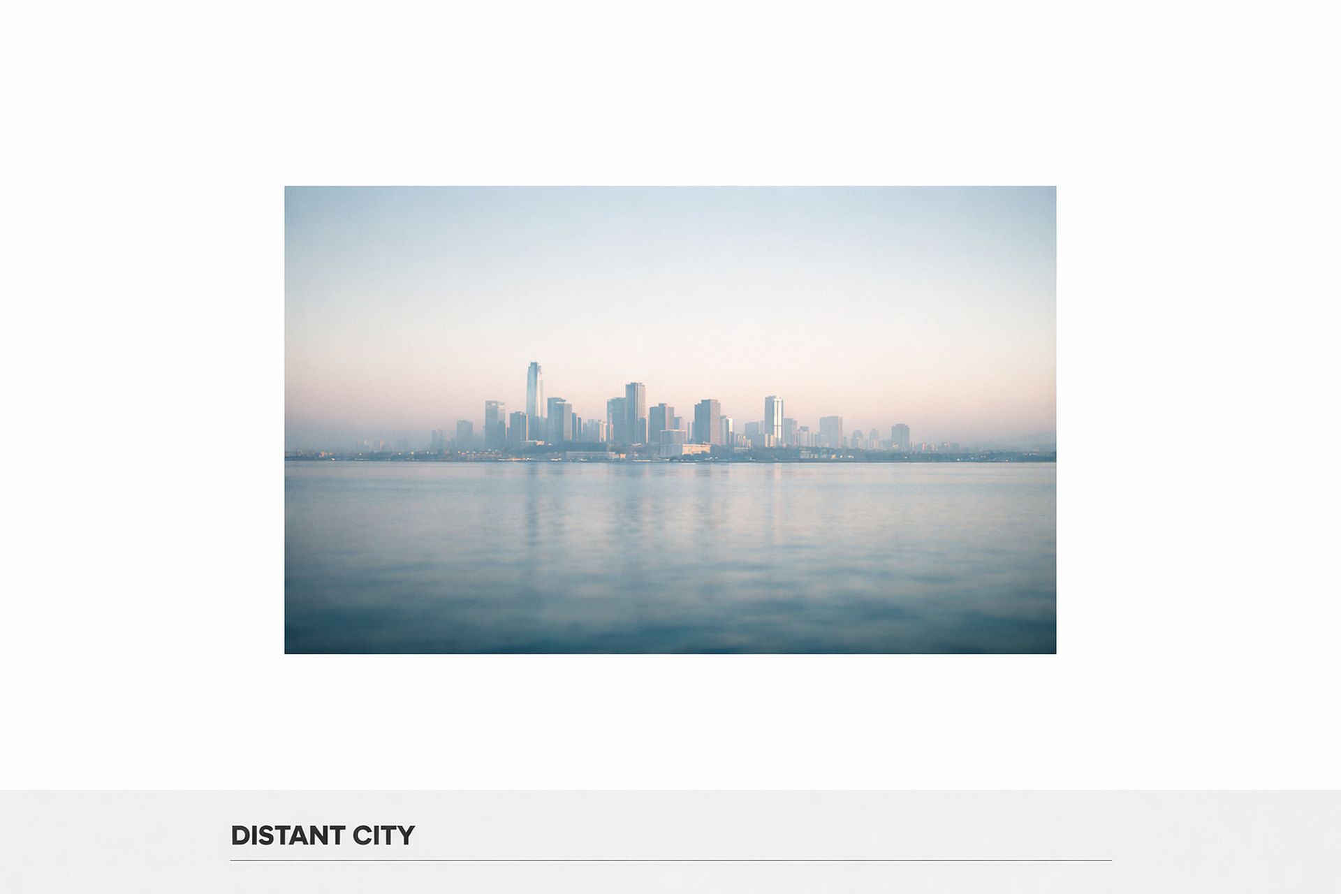photographie minimaliste ville lointaine, skyline urbain dans la brume, eau calme photographie minimaliste ville lointaine, skyline urbain dans la brume, eau calme