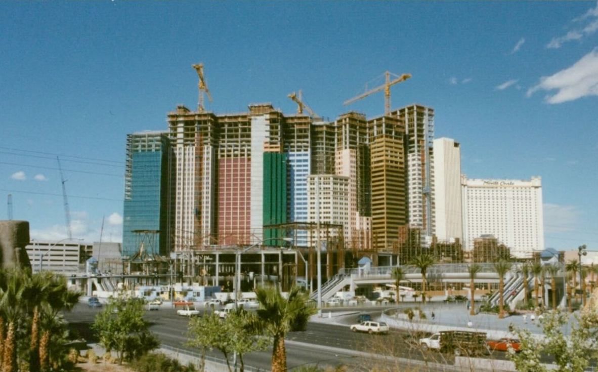 Construction de l'hôtel et casino New York-New York à Las Vegas en 1997. Construction de l'hôtel et casino New York-New York à Las Vegas en 1997.