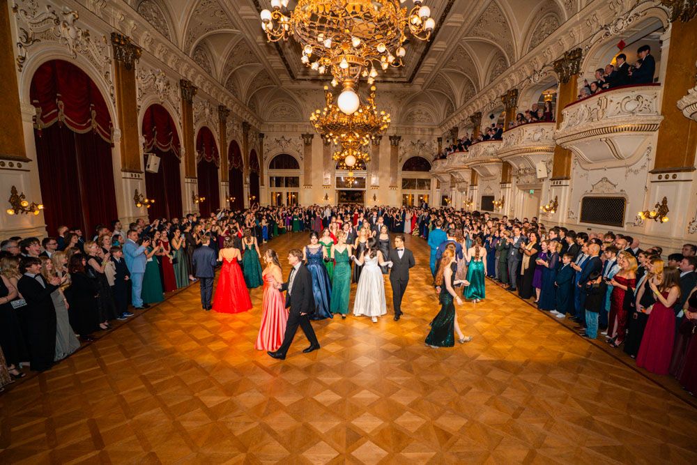  Auftanzen beim Maturaball im Palais Linz mit tanzenden Paaren