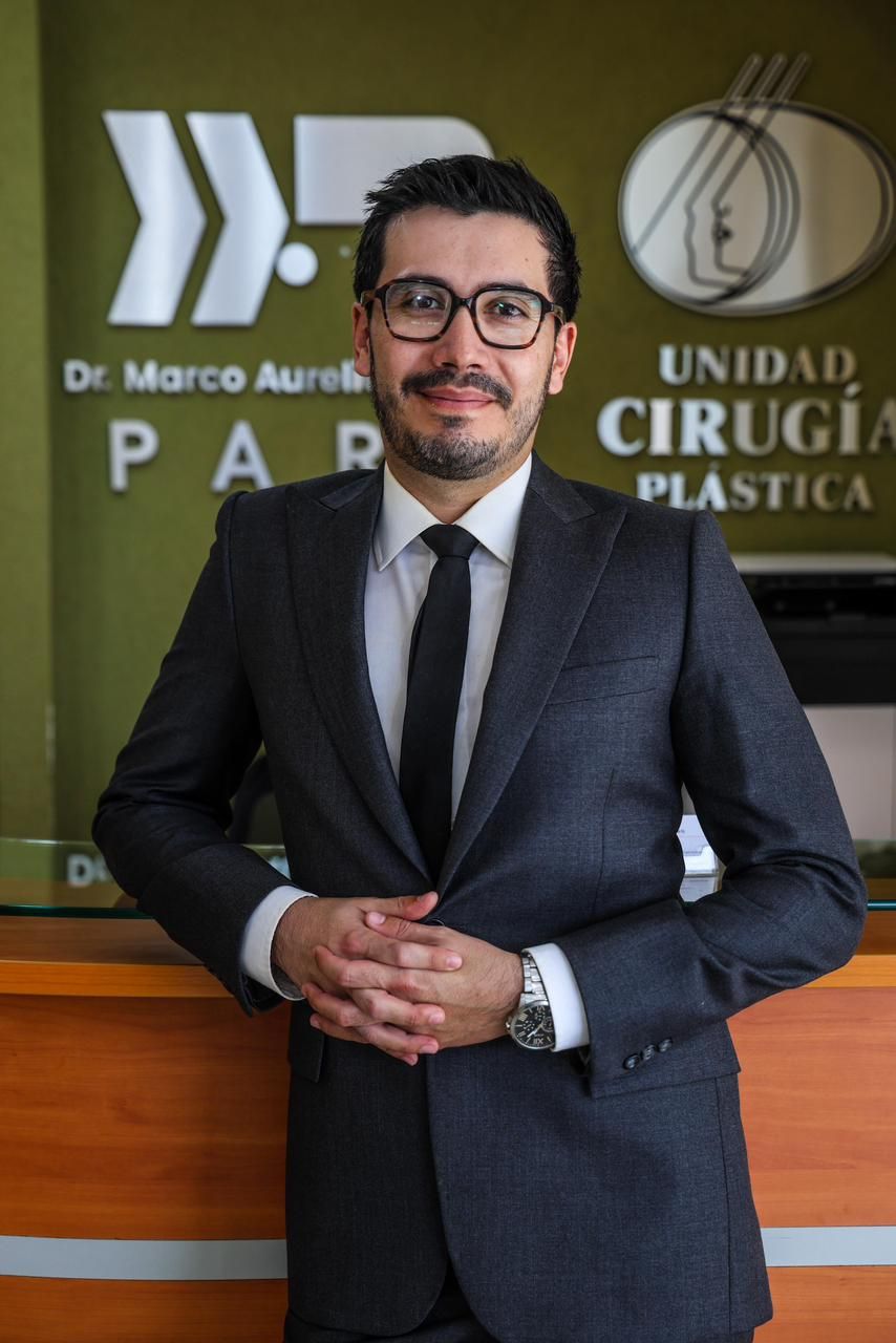 Fotografía del Dr. Marco Aurelio Rendón, cirujano plástico Guadalajara certificado