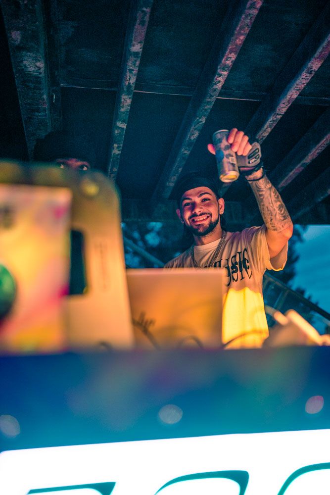 junge leute trinken bluebomb water event linz