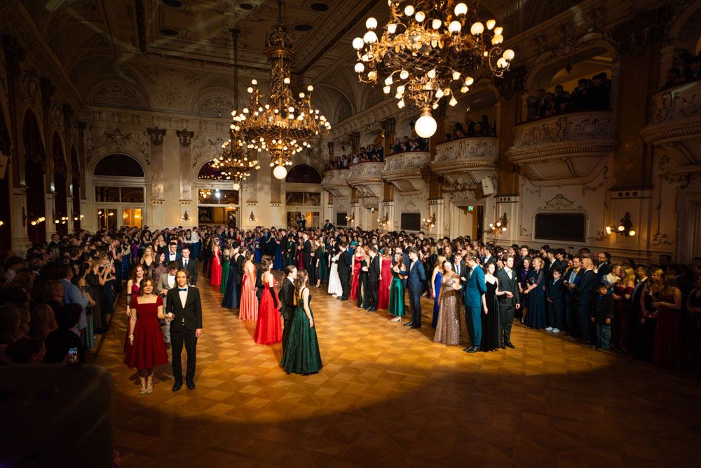 Innenraum des Palais Linz bei einem Maturaball mit Gästen und Beleuchtung