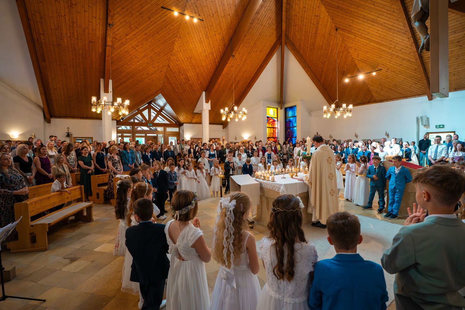 Feierliche Erstkommunion Messe in der Kirche Pichling Linz