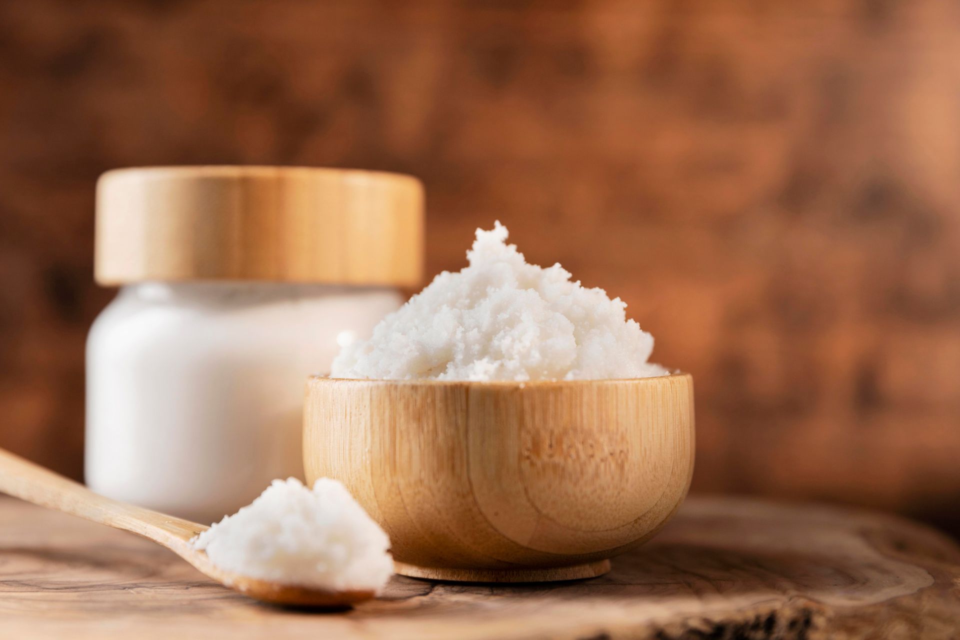 Un pot rempli de cire de soja ainsi que une cuillère et un petit bol en bois rempli aussi de cire de soja pour bougie. Un pot rempli de cire de soja ainsi que une cuillère et un petit bol en bois rempli aussi de cire de soja pour bougie.