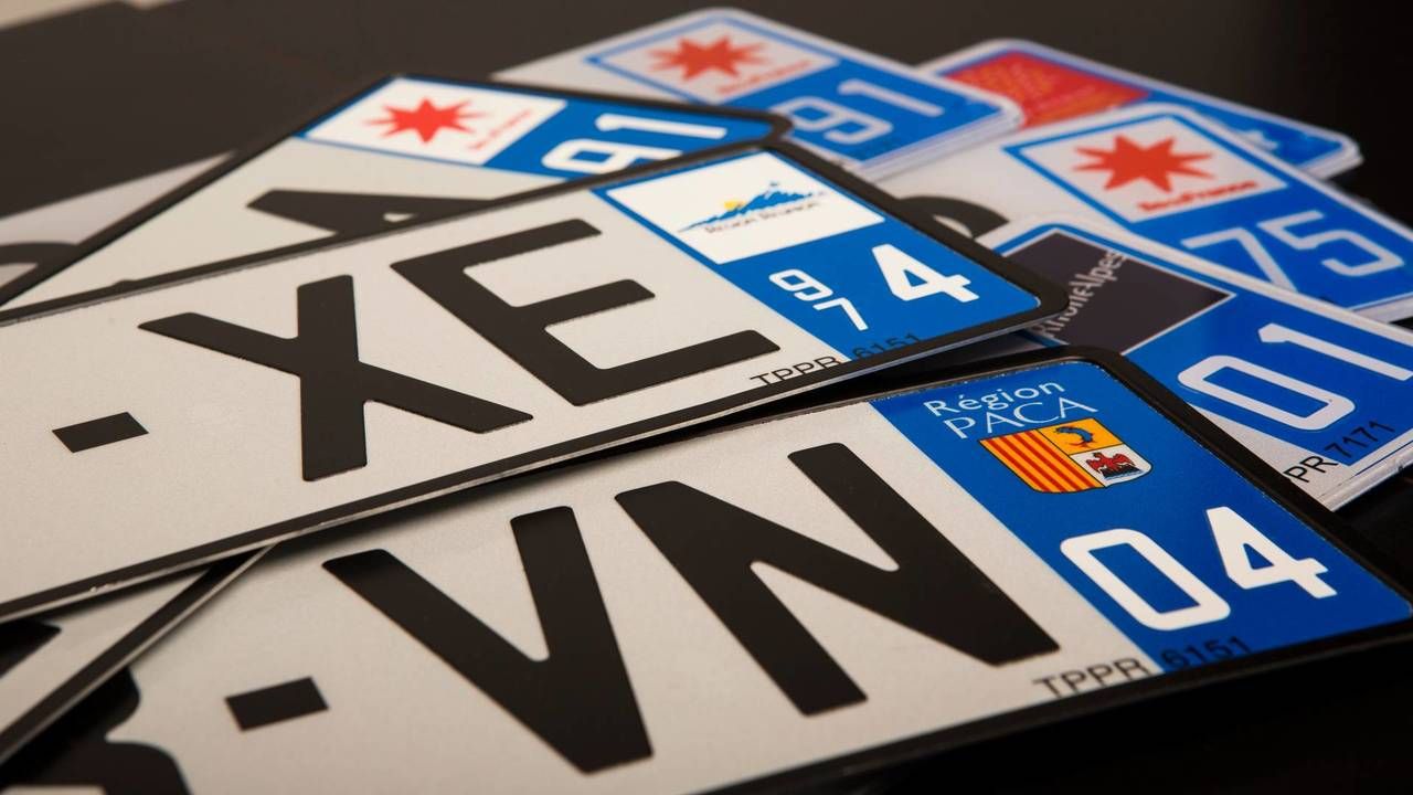 Plusieurs plaques d'immatriculation Française avec des départements différents. Plusieurs plaques d'immatriculation Française avec des départements différents.