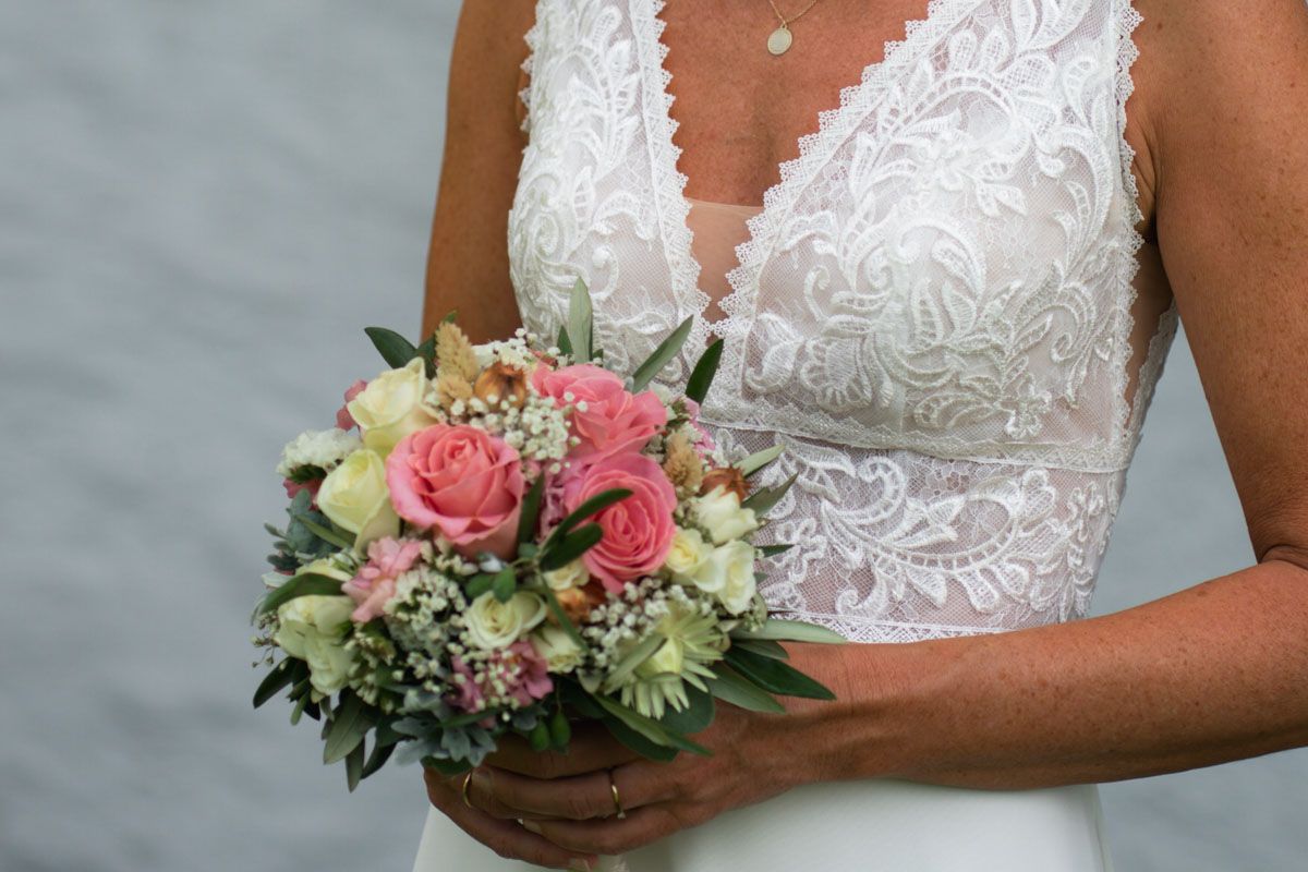 Braut hält ihren Brautstrauß während des Getting Ready vor der Hochzeit Braut hält ihren Brautstrauß während des Getting Ready vor der Hochzeit