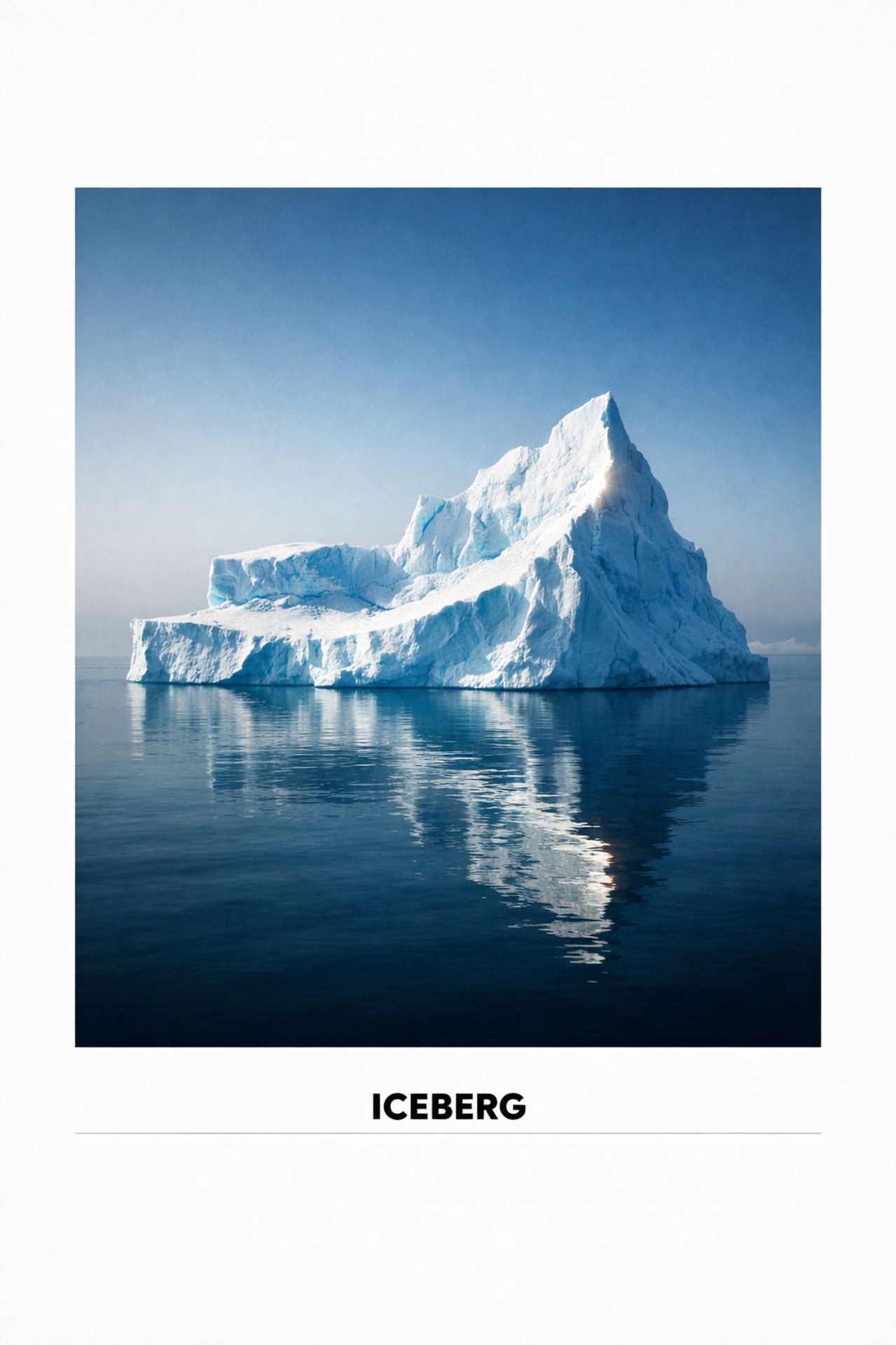 photographie minimaliste iceberg isolé, océan calme, paysage polaire épuré photographie minimaliste iceberg isolé, océan calme, paysage polaire épuré