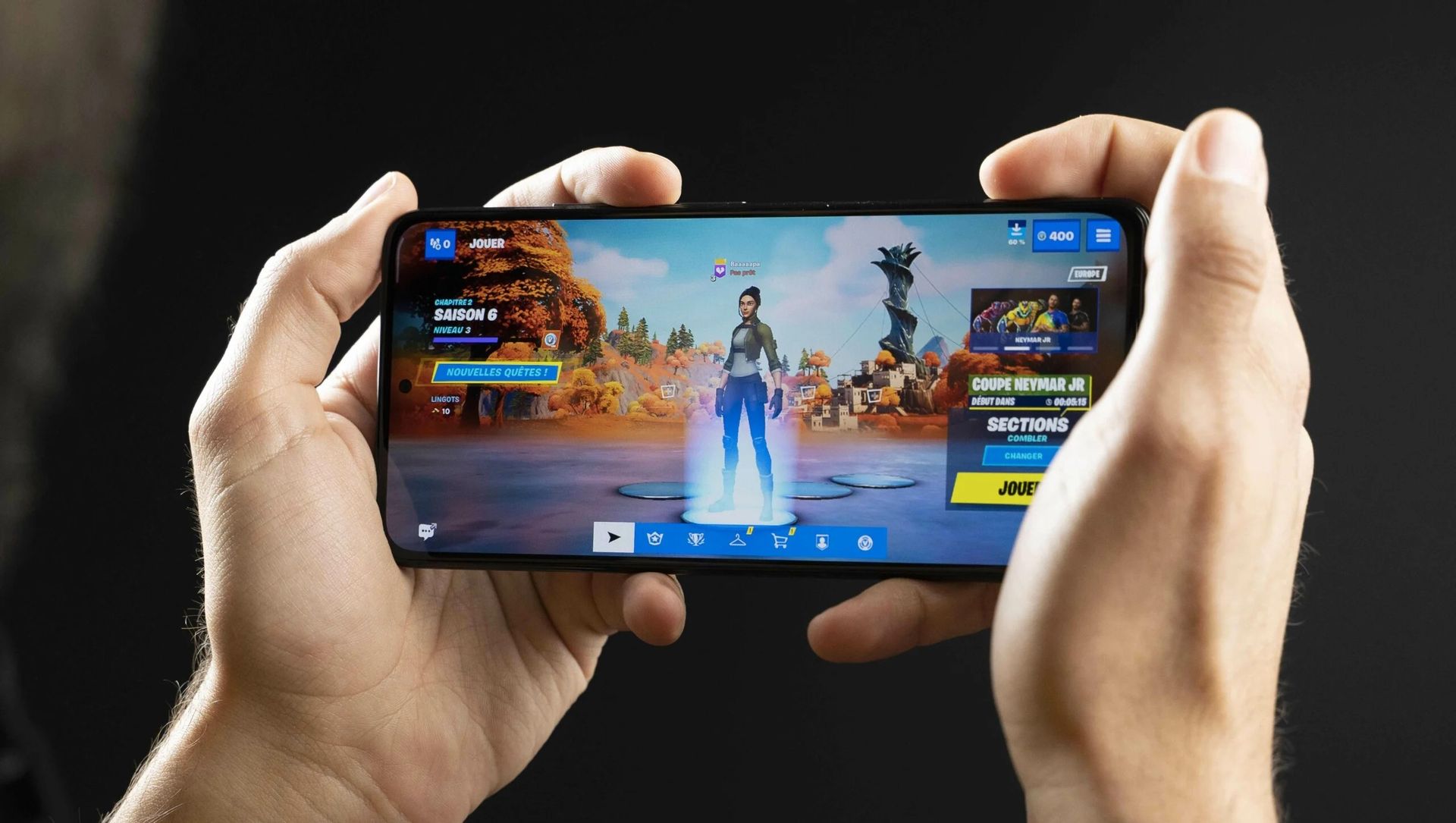 Homme qui joue à Fortnite sur son smartphone. Homme qui joue à Fortnite sur son smartphone.