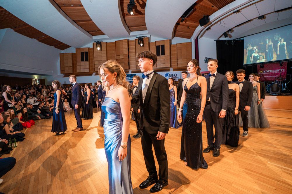 Tanzpaare bei der Polonaise Eröffnung eines Maturaballs in Linz