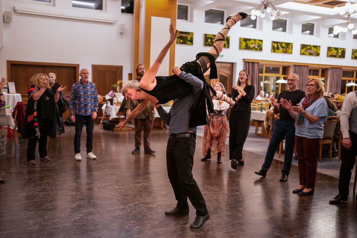 Eröffnungstanz bei einer Halloween-Mottohochzeit im Landhotel Schicklberg – Hochzeitsfotograf Oberösterreich Eröffnungstanz bei einer Halloween-Mottohochzeit im Landhotel Schicklberg – Hochzeitsfotograf Oberösterreich