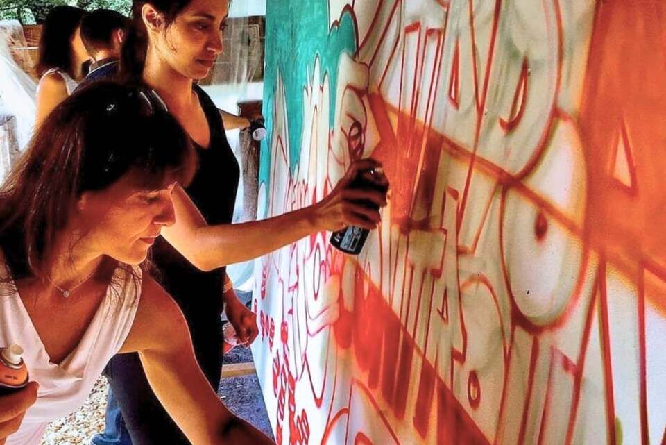 Porsche Mitarbeitende beim Sprayen während des Graffiti Workshops in Weissach