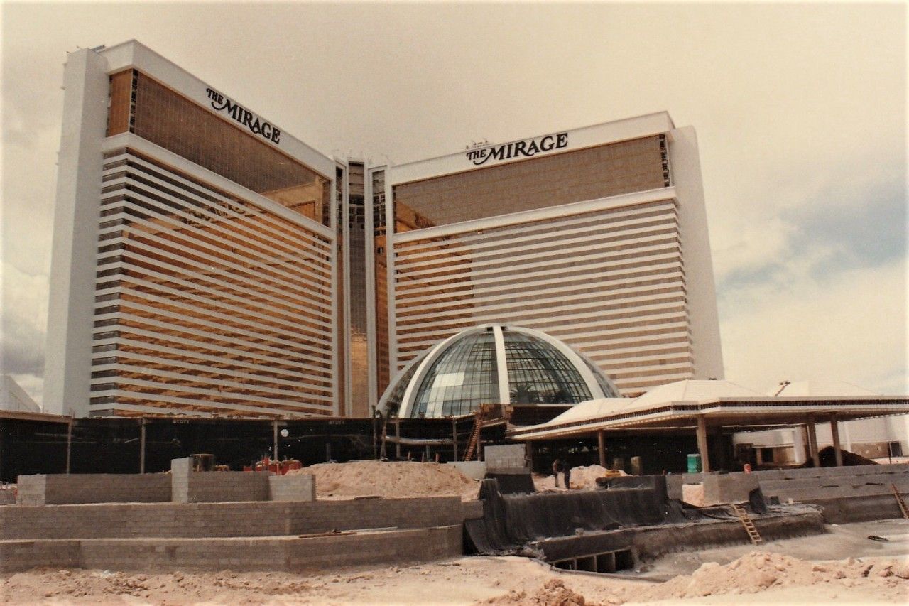 Hôtel le Mirage à Las Vegas en 1989, en fin de construction Hôtel le Mirage à Las Vegas en 1989, en fin de construction