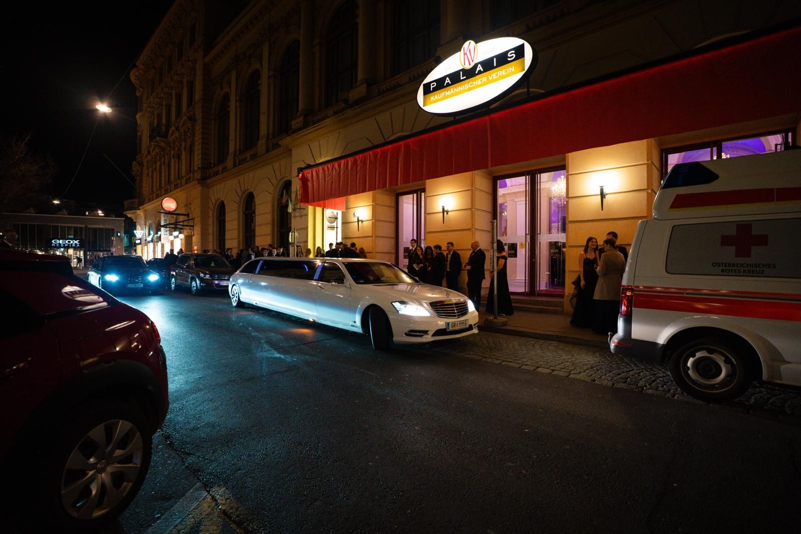 gaeste kommen mit limousine zum maturaball der htl leonding vor dem palais linz an gaeste kommen mit limousine zum maturaball der htl leonding vor dem palais linz an