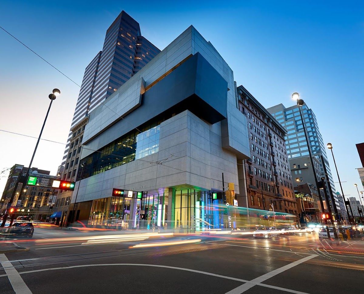 Foto do Centro de Artes contemporâneas de Cincinnati ao entardecer